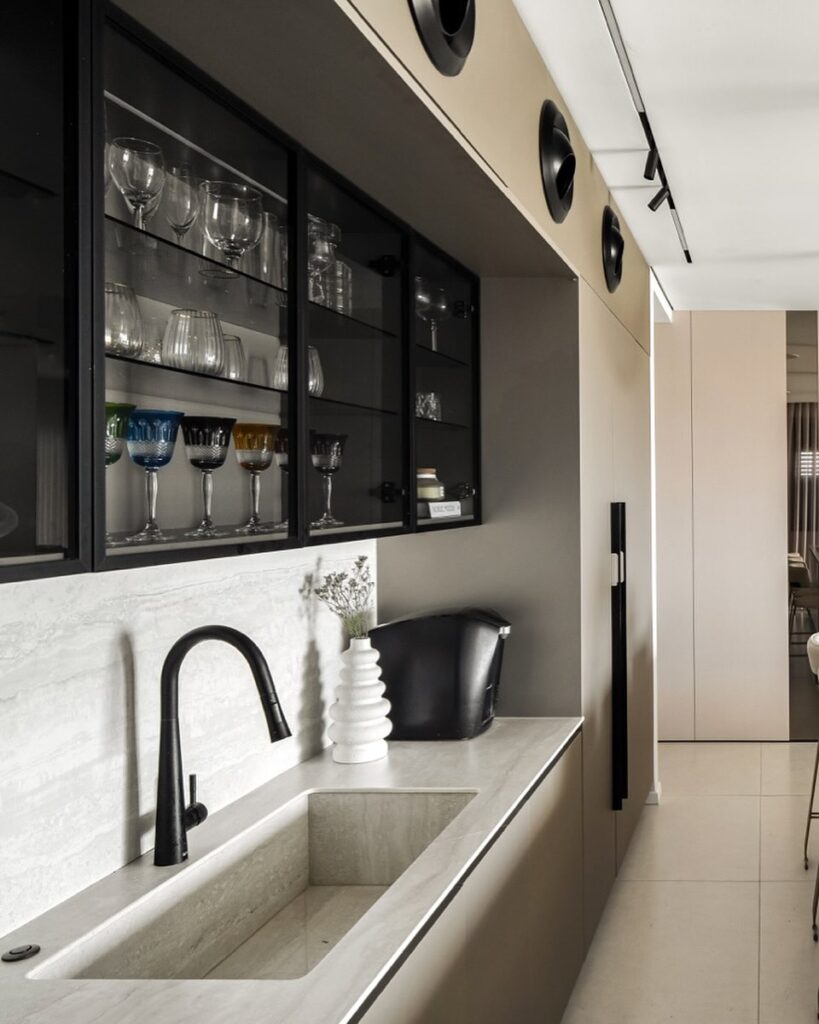 איך לנקות כתמי יין, שמן וקפה משיש המטבח